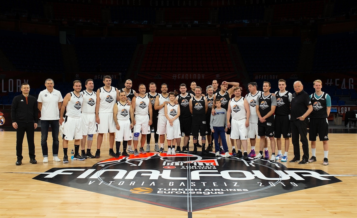 Vincenzo Di Capua in campo con la selezione dell'Euroleague Basketball Ambassadors